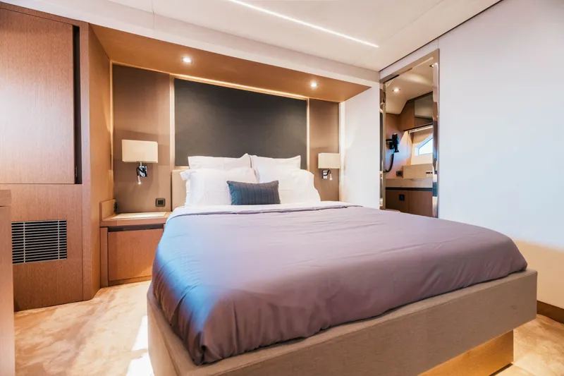 690 Flybridge Yacht Photos Pics 