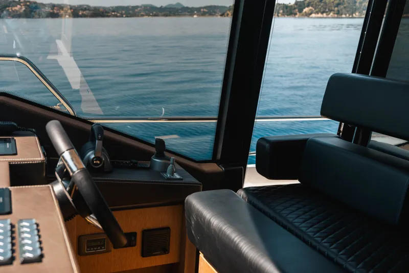 690 Flybridge Yacht Photos Pics 