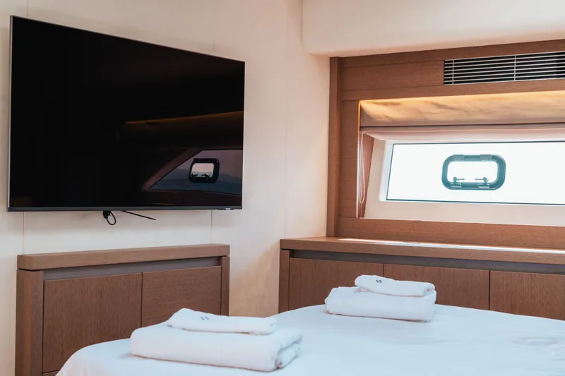 690 Flybridge Yacht Photos Pics 