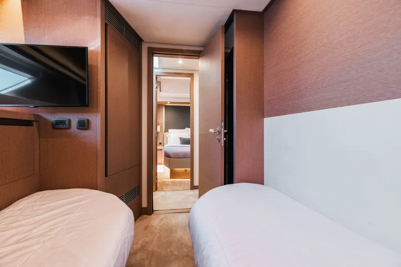 690 Flybridge Yacht Photos Pics 