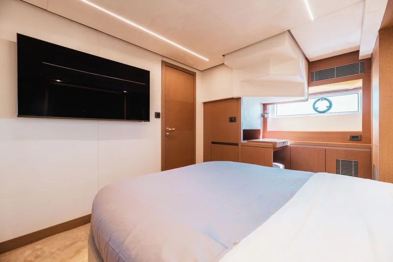 690 Flybridge Yacht Photos Pics 