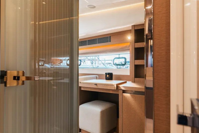 690 Flybridge Yacht Photos Pics 