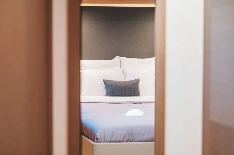 690 Flybridge Yacht Photos Pics 