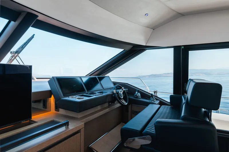 690 Flybridge Yacht Photos Pics 