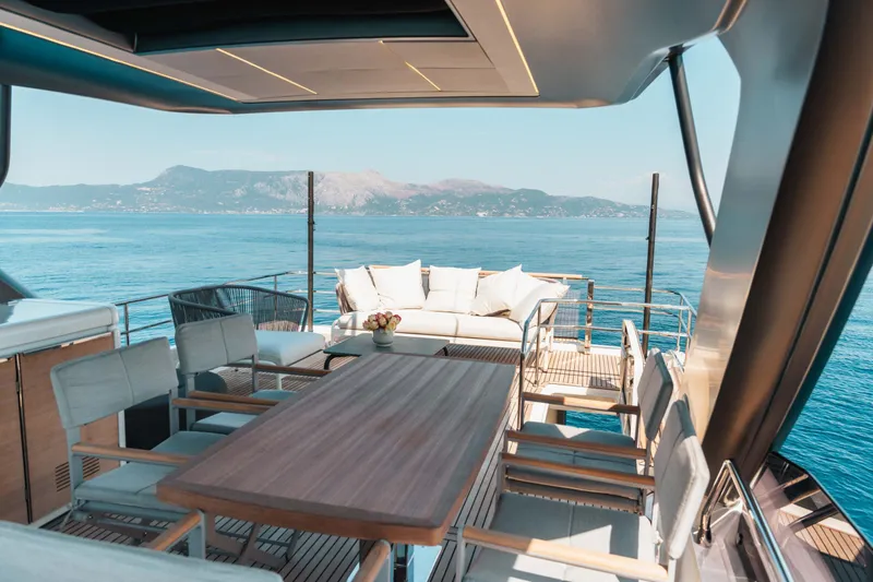 690 Flybridge Yacht Photos Pics 