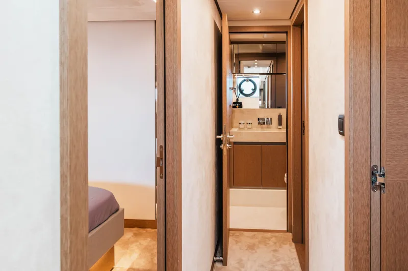 690 Flybridge Yacht Photos Pics 