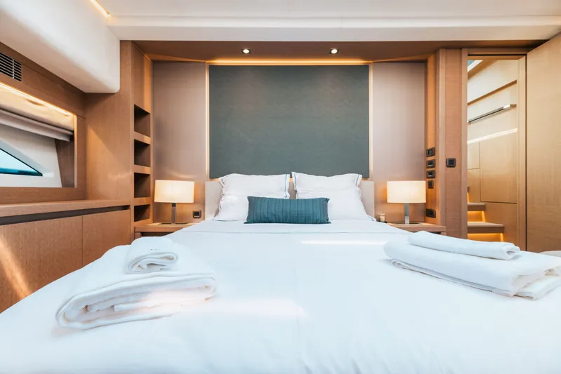 690 Flybridge Yacht Photos Pics 