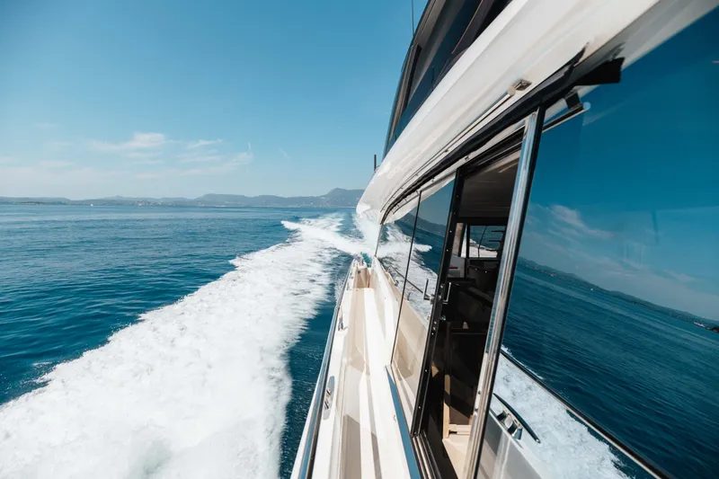 690 Flybridge Yacht Photos Pics 