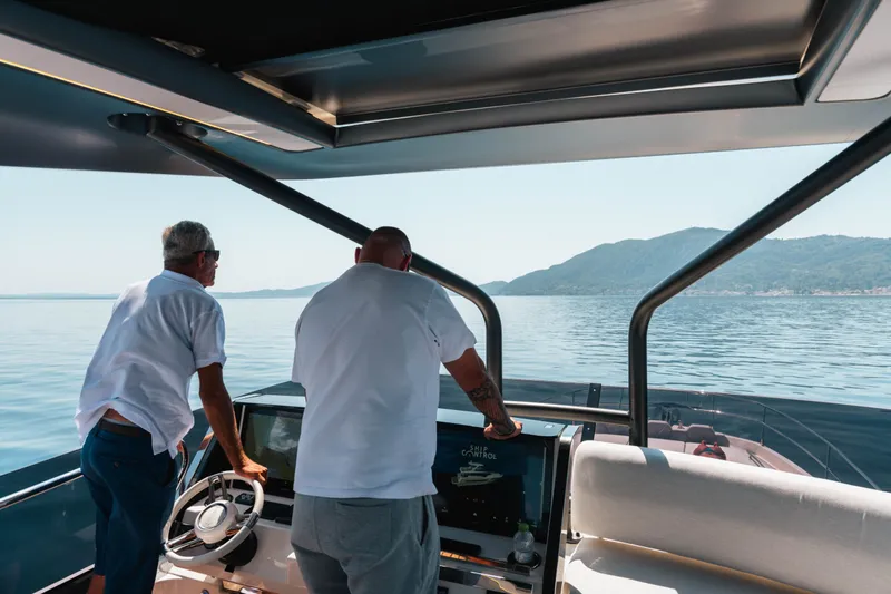 690 Flybridge Yacht Photos Pics 