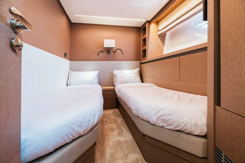 690 Flybridge Yacht Photos Pics 