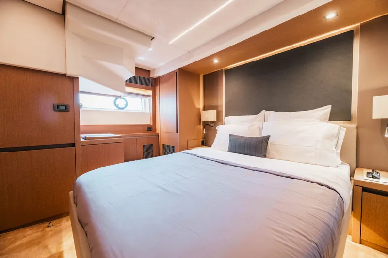 690 Flybridge Yacht Photos Pics 