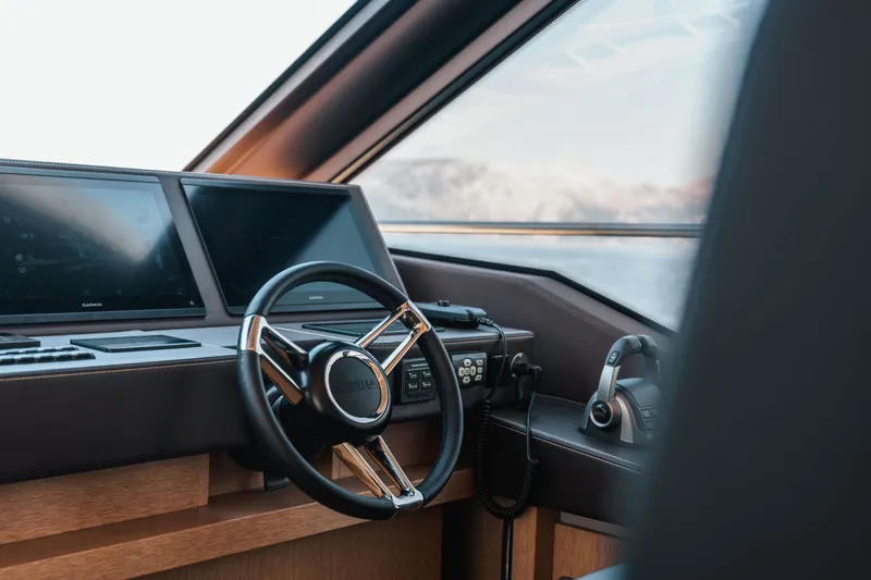 690 Flybridge Yacht Photos Pics 