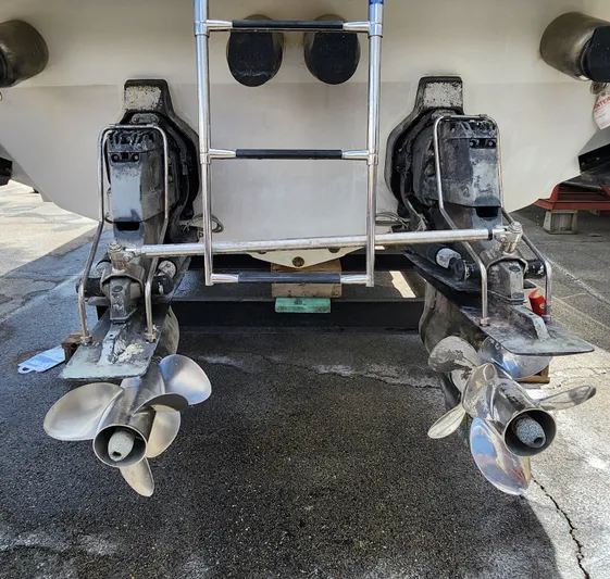 Reduced! Yacht Photos Pics 2005 Formula 400 Super Sport boat with dual propellers and ladder.