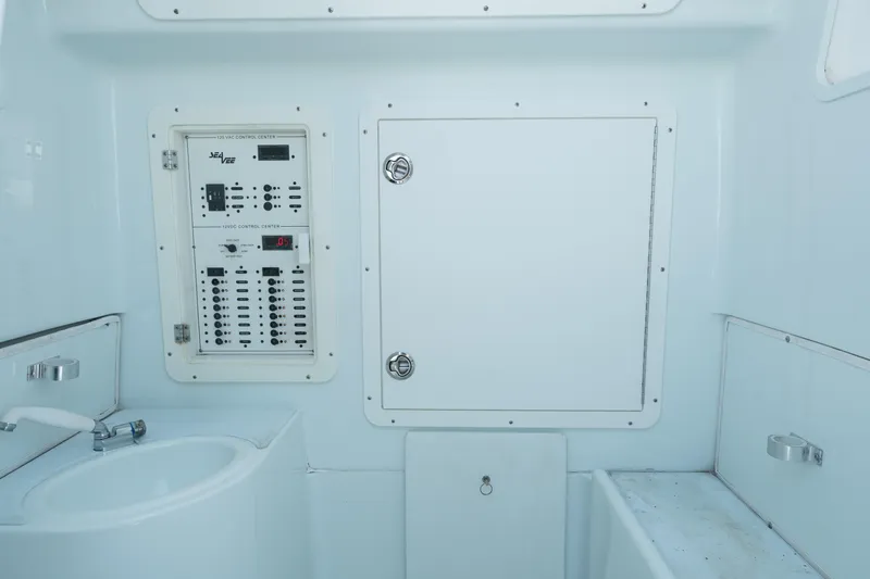  Yacht Photos Pics 2017 SeaVee 390Z boat control panel and sink area.