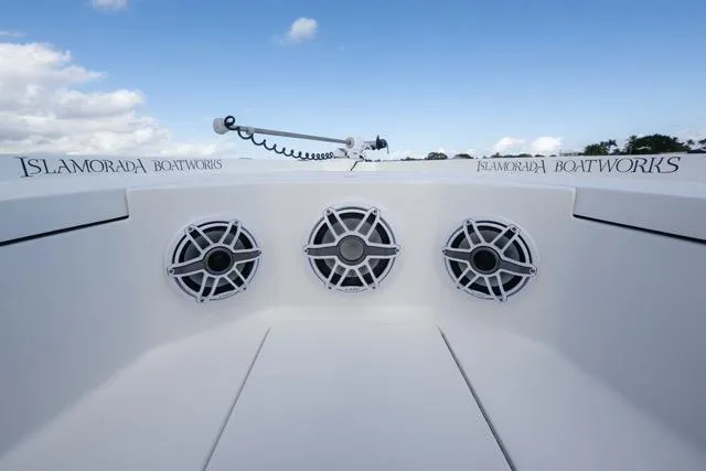  Yacht Photos Pics 2024 Islamorada Boatworks 24 with three speakers, clear sky background.