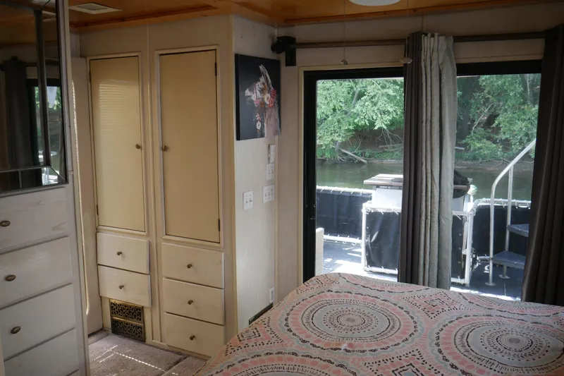  Yacht Photos Pics Interior of a 1996 STARDUST Cruiser houseboat with river view and cozy bedroom.