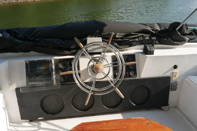  Yacht Photos Pics 1996 STARDUST Cruiser boat helm with steering wheel and control panel.
