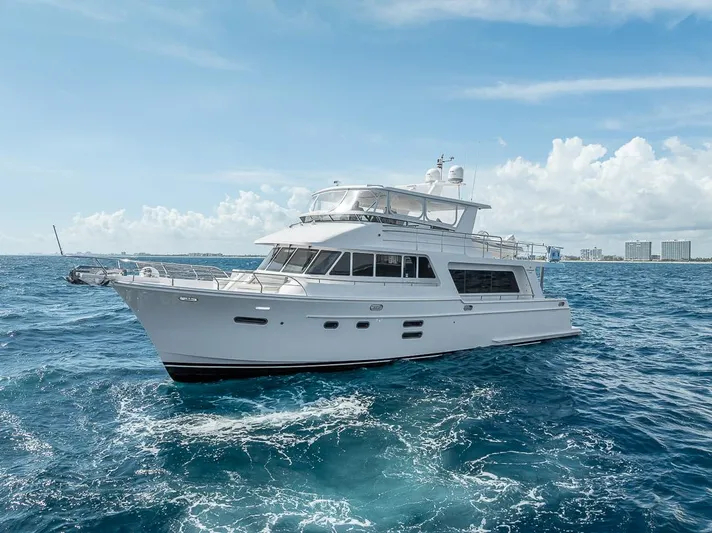 Sunny Seajay Yacht Photos Pics Luxury yacht Hampton 658l Endurance 2022 cruising on open sea under clear skies.