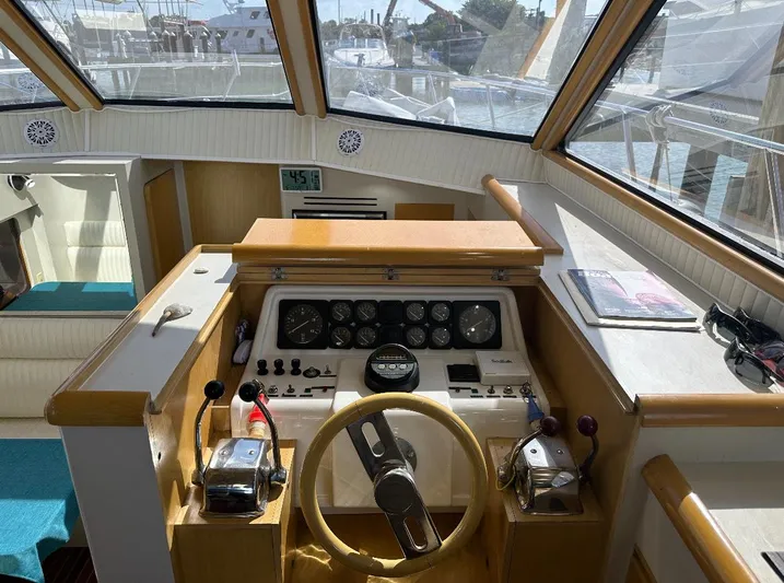  Yacht Photos Pics 1994 President 445 Sundeck yacht helm with steering wheel and control panel.