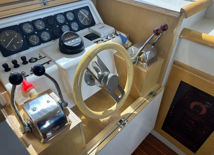  Yacht Photos Pics 1994 President 445 Sundeck yacht helm with steering wheel and control levers.