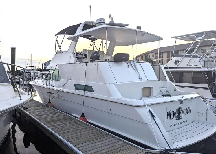 New Moon Yacht Photos Pics 1996 Hatteras 42 CPMY yacht docked at marina, side view.