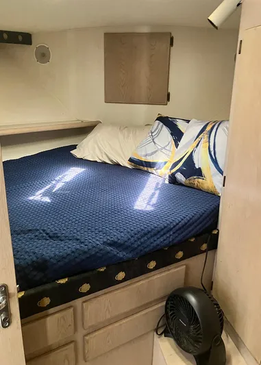 New Moon Yacht Photos Pics Cozy cabin bedroom in 1996 Hatteras 42 CPMY yacht with blue bedding and decorative pillows.