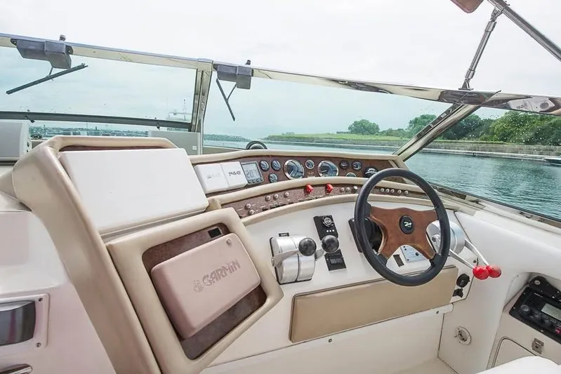  Yacht Photos Pics 1998 Sea Ray 500 Sundancer helm with steering wheel and control panel.