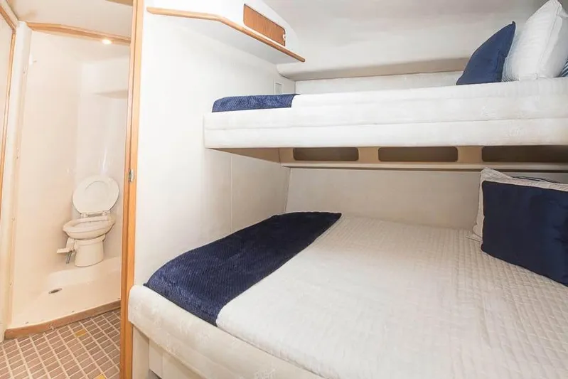  Yacht Photos Pics Interior of 1998 Sea Ray 500 Sundancer with bunk beds and bathroom.