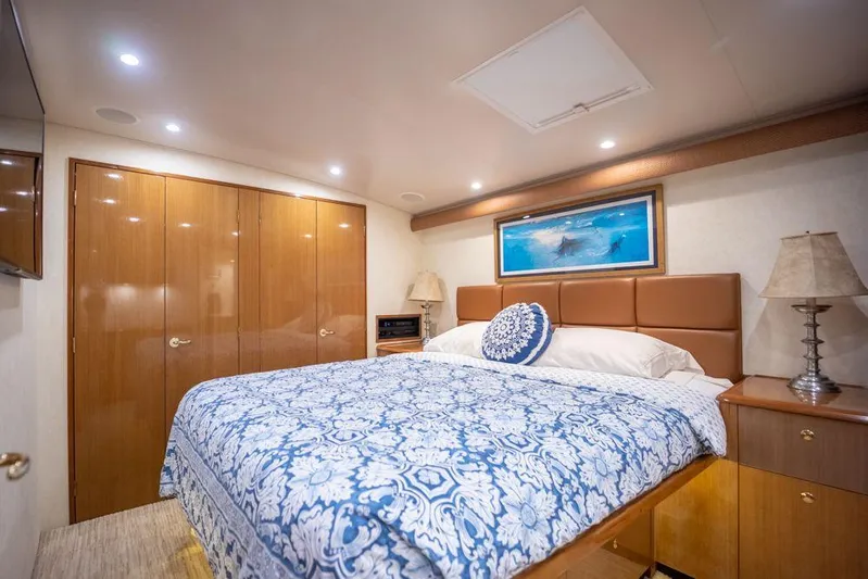 Killin Time Yacht Photos Pics Luxurious bedroom interior of 2003 Viking 65 Convertible Enclosed Bridge yacht.