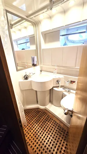  Yacht Photos Pics BAGNO CABINA DESTRA