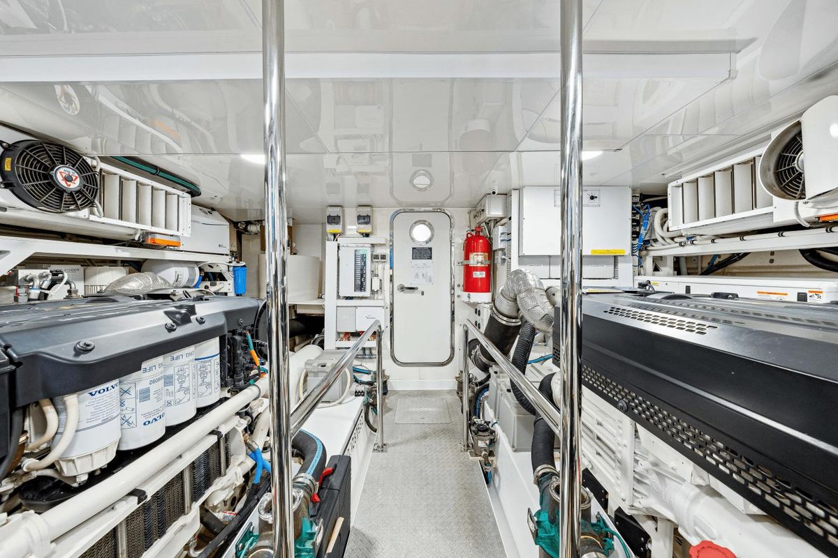 2018 Ocean Alexander 71 