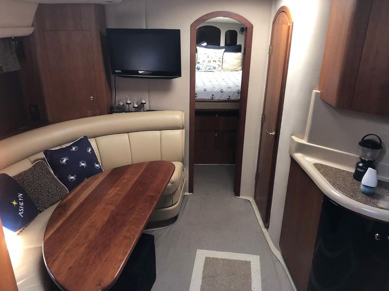 2001 Cruisers Yachts 4270 Express