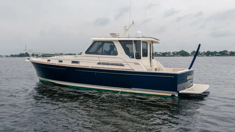 Moondance Yacht Photos Pics 