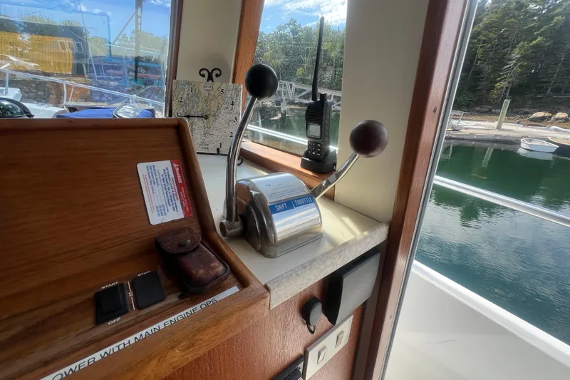 Beryl W Yacht Photos Pics 2001 Mainship 390 Trawler helm with throttle controls and marine radio.
