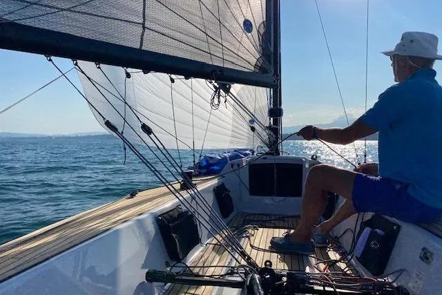 Man sailing Esse 850 LE boat on open water, 2020 model.