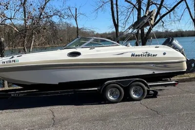 NauticStar 230DC Sport Deck