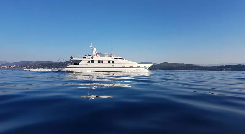 Azure Rhapsody Yacht Photos Pics Azimut 100 used classic yacht for sale superyacht megayacht vintage MTU cruising bateau ancien époque