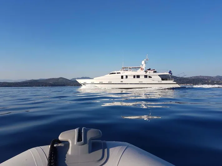 Azure Rhapsody Yacht Photos Pics Azimut 100 used classic yacht for sale superyacht megayacht vintage MTU cruising bateau ancien époque