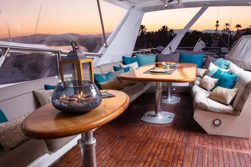 Azure Rhapsody Yacht Photos Pics Azimut 100 used classic yacht for sale superyacht megayacht vintage MTU cruising bateau ancien &eacute;poque