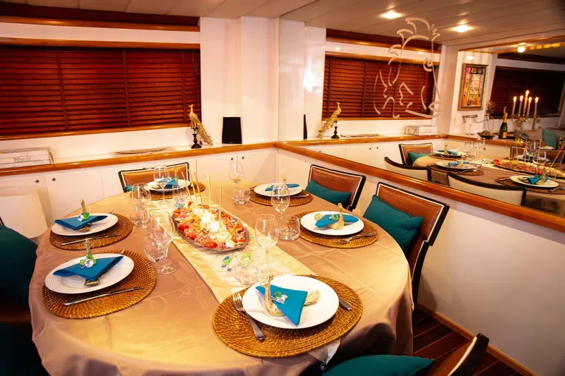 Azure Rhapsody Yacht Photos Pics Azimut 100 used classic yacht for sale superyacht megayacht vintage MTU cruising bateau ancien &eacute;poque