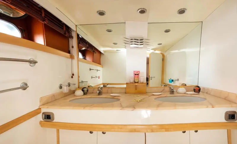 Azure Rhapsody Yacht Photos Pics Azimut 100 used classic yacht for sale superyacht megayacht vintage MTU cruising bateau ancien &eacute;poque