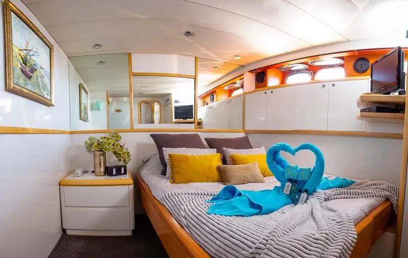 Azure Rhapsody Yacht Photos Pics Azimut 100 used classic yacht for sale superyacht megayacht vintage MTU cruising bateau ancien &eacute;poque