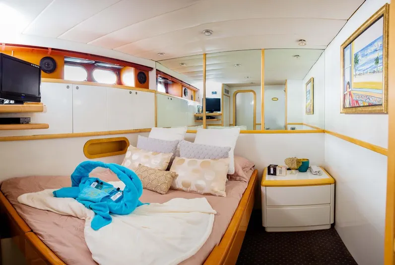 Azure Rhapsody Yacht Photos Pics Azimut 100 used classic yacht for sale superyacht megayacht vintage MTU cruising bateau ancien &eacute;poque