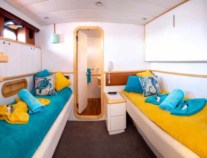 Azure Rhapsody Yacht Photos Pics Azimut 100 used classic yacht for sale superyacht megayacht vintage MTU cruising bateau ancien &eacute;poque