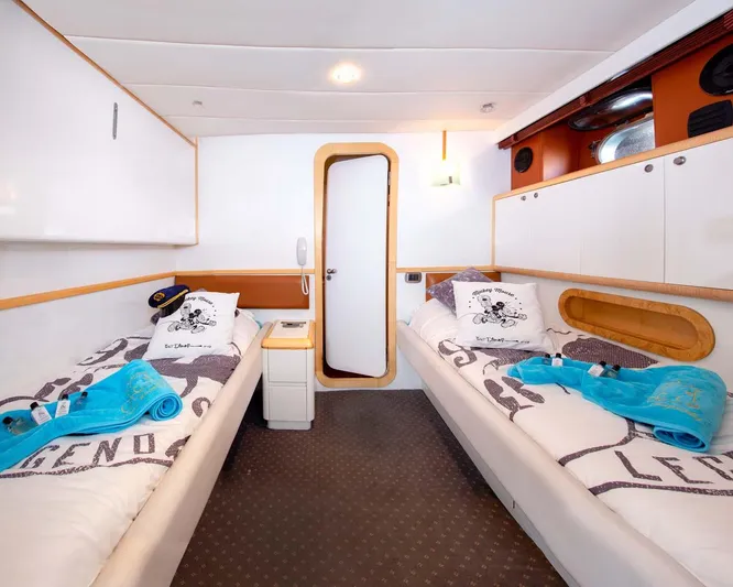 Azure Rhapsody Yacht Photos Pics Azimut 100 used classic yacht for sale superyacht megayacht vintage MTU cruising bateau ancien &eacute;poque