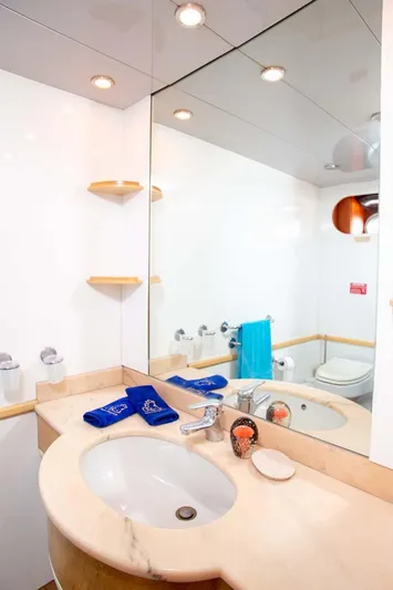 Azure Rhapsody Yacht Photos Pics Azimut 100 used classic yacht for sale superyacht megayacht vintage MTU cruising bateau ancien &eacute;poque