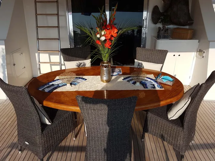 Azure Rhapsody Yacht Photos Pics Azimut 100 used classic yacht for sale superyacht megayacht vintage MTU cruising bateau ancien &eacute;poque