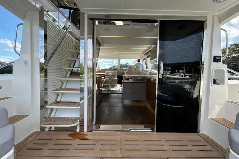  Yacht Photos Pics 2018 Sea Ray Fly 520 yacht interior with modern design and wooden flooring.