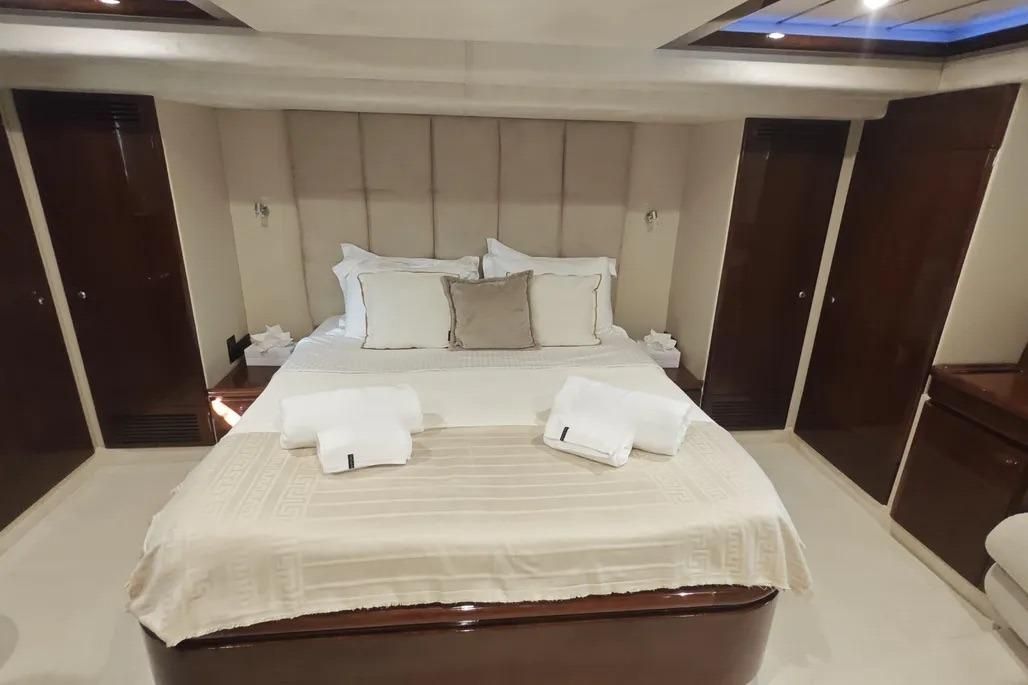 2002 Ferretti Yachts 72 