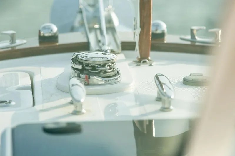 Given To Fly Yacht Photos Pics 2021 Hunt Yachts Harrier 26 deck with anchor chain and cleats.